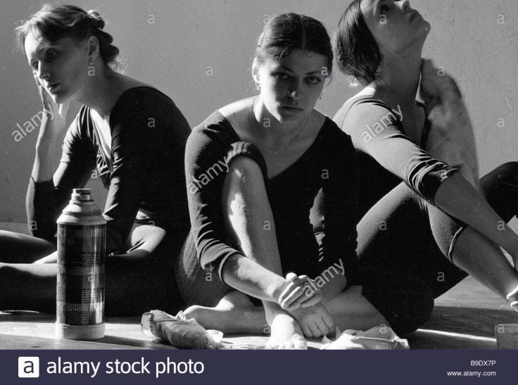 bailarinas-ensayando-una-imagen-de-vladimir-vyatkin-s-exposicion-backstage-ballet-b9dx7p